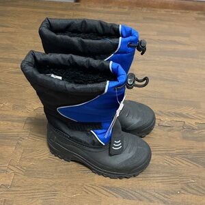 Boys snow boots, size 1 , blue and black . Never been worn .